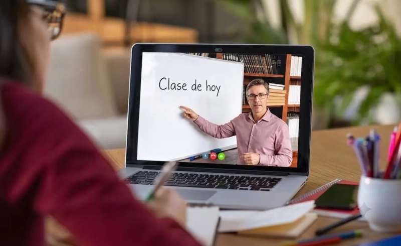Persona tomando una clase online en un portátil para elegir un curso que mejore su empleabilidad